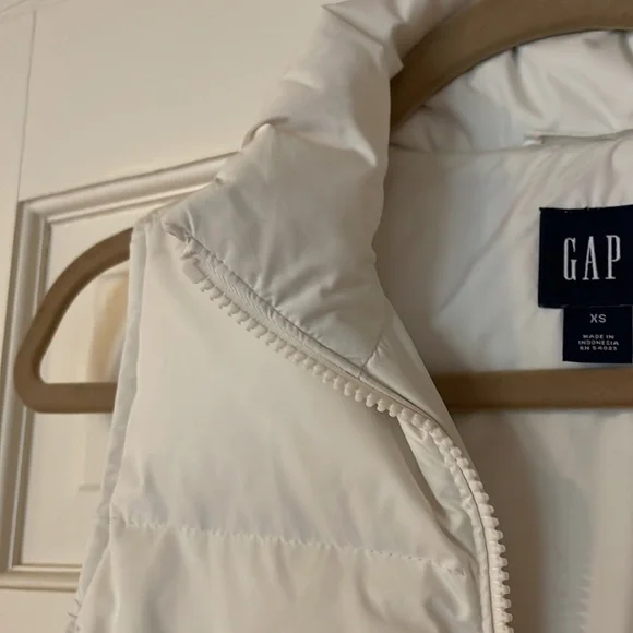 Gap white puffer vest XS - Picture 4 of 6
